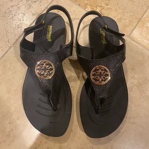 Aerosoft Black Thong Sandals